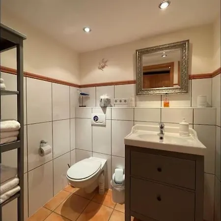 Kuehles Souterrain Mit Privater Sauna Und Terrasse Lägenhet *